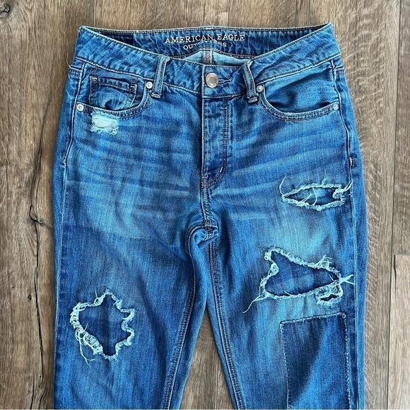 American Eagle Tomgirl Distressed Denim Patched Jeans Size 2 - Picture 2 of 10